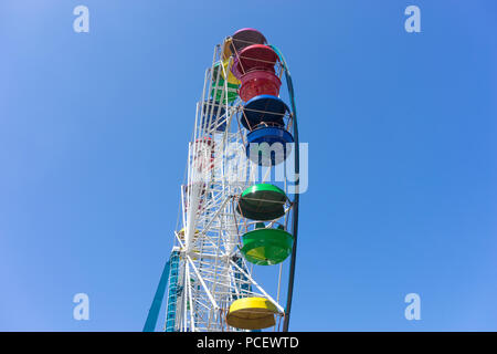 Wladiwostok, Russia-July 28, 2018: Riesenrad mit farbigen Kabinen auf dem Hintergrund des blauen Himmels Stockfoto