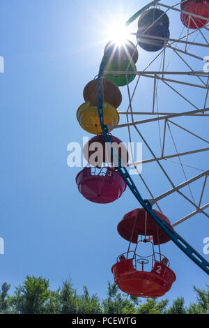 Wladiwostok, Russia-July 28, 2018: Riesenrad mit farbigen Kabinen auf dem Hintergrund des blauen Himmels Stockfoto