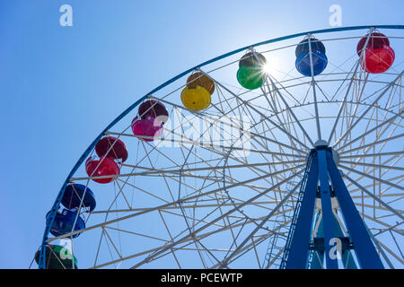 Wladiwostok, Russia-July 28, 2018: Riesenrad mit farbigen Kabinen auf dem Hintergrund des blauen Himmels Stockfoto