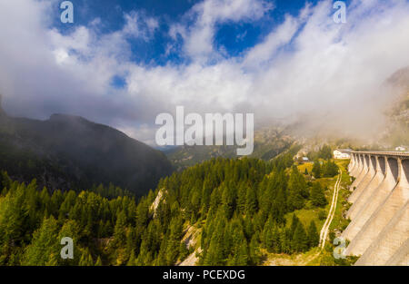 Lago Fedaia (Fedaia See), Val di Fassa, Trentino Alto Adige, einem künstlichen See und ein Damm in der Nähe von Canazei Stadt, am Fuße der Marmolada Massiv entfernt. Stockfoto