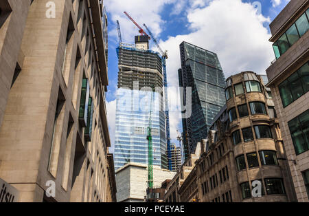 Blick auf die Spitze der teilweise verglasten neue Wolkenkratzer Office Block, 22 Bishopsgate, im Bau in der City von London Financial District, EC2 Stockfoto