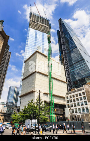 Blick auf die Spitze der teilweise verglasten neue Wolkenkratzer Office Block, 22 Bishopsgate, im Bau in der City von London Financial District, EC2 Stockfoto