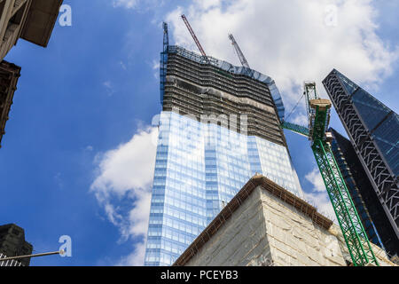 Blick auf die Spitze der teilweise verglasten neue Wolkenkratzer Office Block, 22 Bishopsgate, im Bau in der City von London Financial District, EC2 Stockfoto