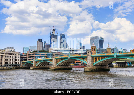 Kern von 22 Bishopsgate in London EC2 Financial District, Tower 42, der Cheesegrater und ikonischen Wolkenkratzer über die Southwark Bridge gesehen Stockfoto