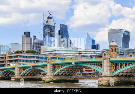 Kern von 22 Bishopsgate in London EC2 Financial District, Tower 42, der Cheesegrater und ikonischen Wolkenkratzer über die Southwark Bridge gesehen Stockfoto