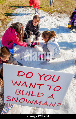 Multirassischen Schulkinder, die nie Schnee spielen auf 10 Tonnen von künstlichen zeigen auf dem Gelände der Schule gesehen haben, an einem warmen Wintertag in Costa Mesa, CA, (Foto von Spencer Grant) Stockfoto