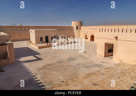 Ansicht der alten Sunaysilah Schloss in Sur Oman Stockfoto