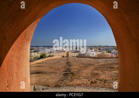 Anzeigen von Wohnhäusern ein Fenster der Sunaysilah Schloss Stockfoto