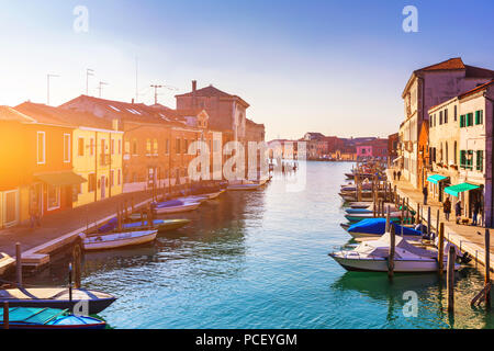 Murano Glasherstellung Insel, Wasserkanal, Brücke, Boot und traditionellen Gebäuden. Venedig oder Venezia, Italien, Europa. Stockfoto