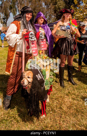 Hundebesitzer in pirate Kleidung bringen ihre Golden Retriever zu einer Hundeausstellung Trachtenumzug in Huntington Beach, CA. Hinweis 'Feen Schatztruhe' auf den Hund zurück. (Foto von Spencer Grant) Stockfoto