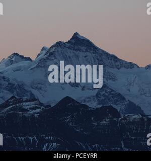 Berühmten Berg Mount Jungfraujoch von Mount Brienzer Rothorn gesehen. Stockfoto