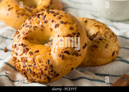 Hausgemachte gerösteten Zwiebel Bagels zum Frühstück Brunch Stockfoto