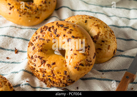 Hausgemachte gerösteten Zwiebel Bagels zum Frühstück Brunch Stockfoto