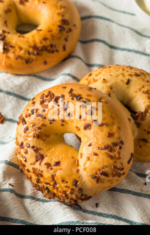 Hausgemachte gerösteten Zwiebel Bagels zum Frühstück Brunch Stockfoto