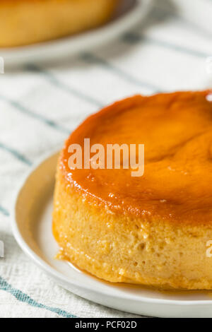 Süße Hausgemachte spanischer Flan Dessert mit Karamellsauce Stockfoto