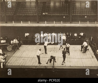 Battle Royal mit 5 Boxer in den Ring an einer Zeit, Ca: 1910-1915 Lage, Menschen-, Ereignis- und Fotograf sind alle nicht identifizierten Stockfoto