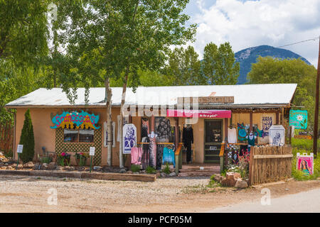 ARROYO SECO, NM, USA-12 Juli 18: Francesca's Specialty Shop steht mit Blick auf Main Street in diesem kleinen, artsy touristische Stadt in der Nähe von Taos. Stockfoto