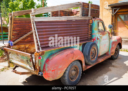 ARROYO SECO, NM, USA-12 Juli 18: Dieses bunte 1950 ish Chevrolet Pickup Truck setzt auf einem Parkplatz in einem kleinen Dorf, mit aktuellen Nummernschilder Stockfoto