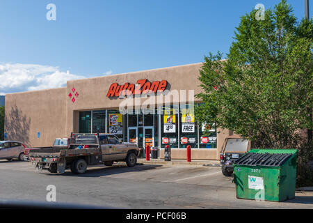 TAOS, NM, USA-13 18. JULI: Ein Autozone store, einer von über 6.000 in den USA, Mexiko und Brasilien. Stockfoto