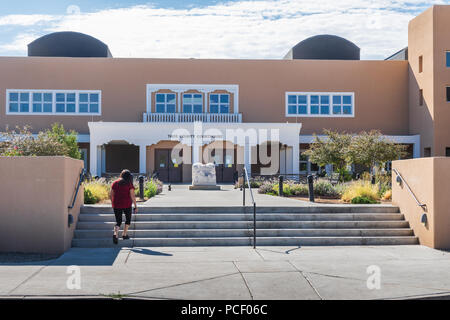 TAOS, NM, USA-13 Juli 18: Die Taos County Courthouse und Regierungsbüros. Stockfoto