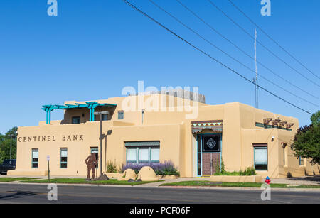 TAOS, NM, USA-13 Juli 18: Ein Die Centinel Bank von Taos, einem Organ der Gemeinschaft, wurde 1969 eröffnet. Stockfoto