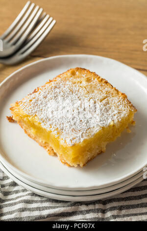 Süße hausgemachte Lemon Bars mit Puderzucker zum Nachtisch Stockfoto