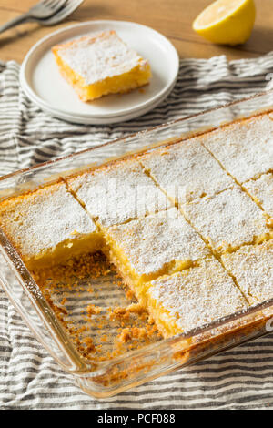 Süße hausgemachte Lemon Bars mit Puderzucker zum Nachtisch Stockfoto