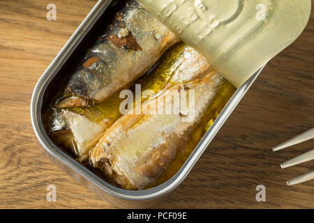 Organische salzige Sardinen in Olivenöl Stockfoto