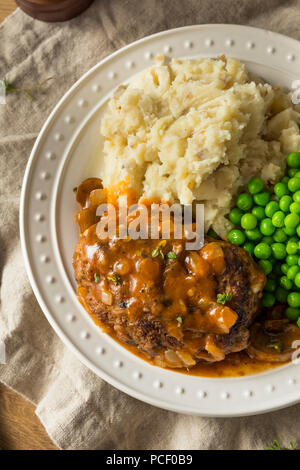 Hausgemachte herzhaften Salisbury Steaks mit Erbsen und Kartoffelpüree Stockfoto