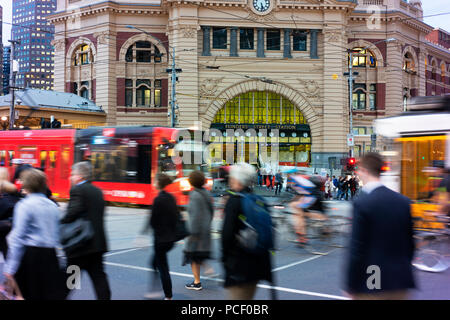 Straßenbahnen und Fußgängern in Melbournes CBD vor der Flinders Street Station. Stockfoto