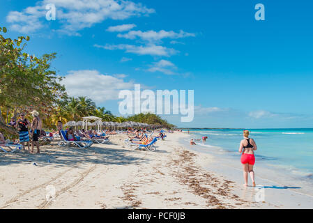 Touristen an einem wunderschönen Strand auf der Cayo Coco Kuba auf einem perfekten sonnigen Tag entspannen. Stockfoto