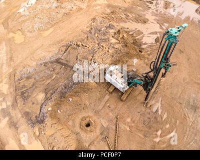 Baustelle in der Phase der Vorbereitung des Bodens mit einem Bohrturm. Luftaufnahme Stockfoto