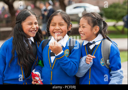 April 21, 2014 - Cusco, Peru. Gruppe von lächelnden Kinder Rubrik am Morgen in die Schule. Auf der Straße in Uniform. Stockfoto