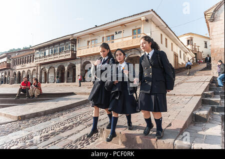 April 21, 2014 - Cusco, Peru. Gruppe von lächelnden Kinder Rubrik am Morgen in die Schule. Auf der Straße in Uniform. Stockfoto