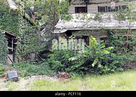 Eine von vielen verlassenen und verurteilt Wohnungen im East Cleveland, Ohio, USA. Stockfoto