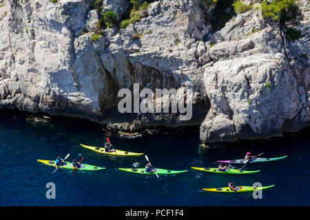 Meer - Kajaks, en Vaux Creek, Cassis, Bouches-du-Rhône, Frankreich Stockfoto