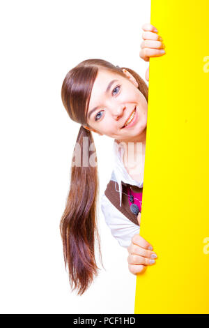 Teenage Frau/Mädchen versteckt sich hinter einem Board Stockfoto