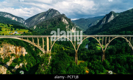 Luftaufnahme von Durdevica Tara Bogen Brücke in den Bergen, eine der höchsten Automobil Brücken in Europa. Berglandschaft, Montenegro. Durdevica Stockfoto