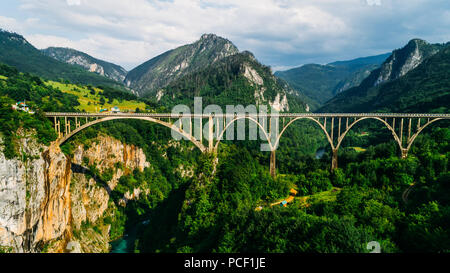 Luftaufnahme von Durdevica Tara Bogen Brücke in den Bergen, eine der höchsten Automobil Brücken in Europa. Berglandschaft, Montenegro. Durdevica Stockfoto