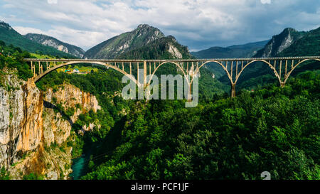 Luftaufnahme von Durdevica Tara Bogen Brücke in den Bergen, eine der höchsten Automobil Brücken in Europa. Berglandschaft, Montenegro. Durdevica Stockfoto