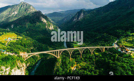 Luftaufnahme von Durdevica Tara Bogen Brücke in den Bergen, eine der höchsten Automobil Brücken in Europa. Berglandschaft, Montenegro. Durdevica Stockfoto