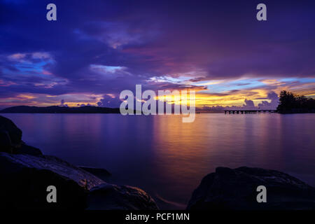 Schönen Sonnenuntergang Farbe in Kota Kinabalu in Sabah. KK ist der beste Ort schöner Sonnenuntergang in der Welt zu sehen. Stockfoto