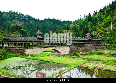 Typische Dong Dorfes, Holzhäuser, Huanggang Dong, Dong kostümierten Mädchen, Singen Studierende,, Wohnungen, Guizjou, VR China, Volksrepublik China Stockfoto