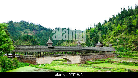 Typische Dong Dorfes, Holzhäuser, Huanggang Dong, Dong kostümierten Mädchen, Singen Studierende,, Wohnungen, Guizjou, VR China, Volksrepublik China Stockfoto