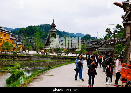 Typische Dong Dorfes, Holzhäuser, Huanggang Dong, Dong kostümierten Mädchen, Singen Studierende,, Wohnungen, Guizjou, VR China, Volksrepublik China Stockfoto