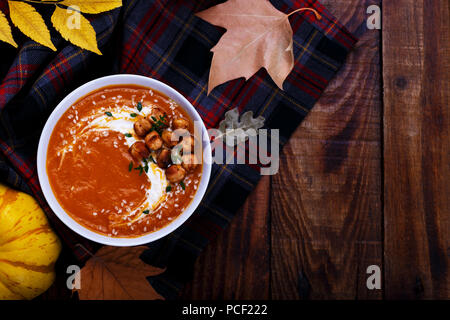 Würzige Kürbissuppe mit Kichererbsen auf dunklen Holztisch, Herbst Zusammensetzung, selektiven Fokus Stockfoto