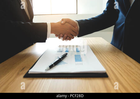Business Handshake. Geschäft Leute die Hände schütteln, bis Beendigung einer Versammlung, Erfolg Abkommen verhandelt. Stockfoto