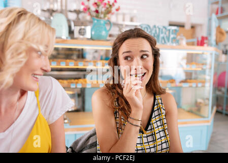 Dark-eyed Antizipation Frau essen Pickles beim Frühstück Stockfoto