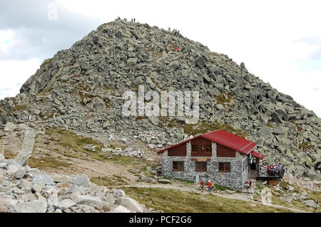 Jasna, Slowakei - August 5, 2013: Blick auf die Spitze des Berges Chopok und Touristen im Sommer Tag im Skigebiet Jasna, Niedere Tatra, Slowakei. Stockfoto