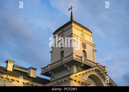 Turm des Alten Rathauses im historischen Stadtzentrum entfernt. Platz der Freiheit, Obere Stadt. Minsk, Weißrussland Stockfoto